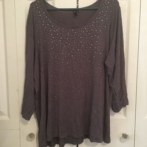 Women’s 3/4 sleeve light weight sequined top. Size 18/20